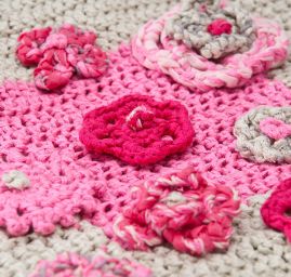 Háčkovaná taška sivá / ružová kytičky