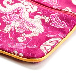 Elegantná brokátová taštička draci fialová