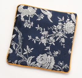 Elegantná brokátová taštička kvetmi tm. modrá