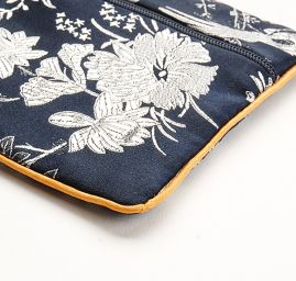 Elegantná brokátová taštička kvetmi tm. modrá