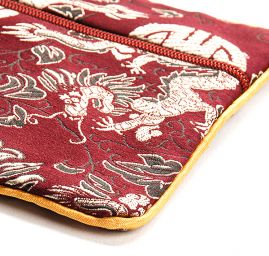 Elegantná brokátová taštička draci tm. fialová