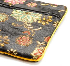 Elegantná brokátová taštička kvetmi čierna