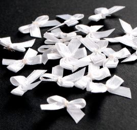 Svatební mašličky saténové bílé šíře 25 mm 20 ks