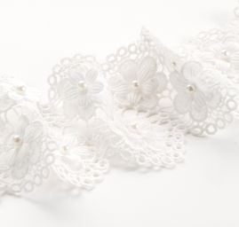 Krajka hrubá vzor růže s perličkouv v bílé