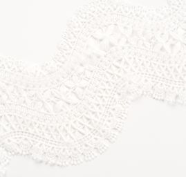 Krajka hrubá lem oboustranná květinový vzor v bílé