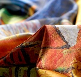 Šála satén malba Terasa kavárny v noci/květy