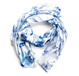 Saténová šála se vzorem květů v modrém