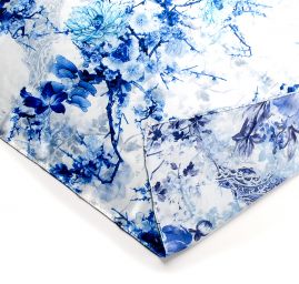 Saténová šála se vzorem květů v modrém