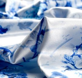 Saténová šála se vzorem květů v modrém