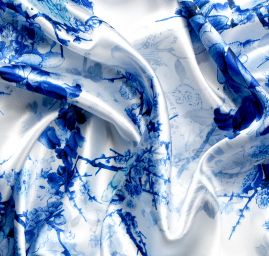 Saténová šála se vzorem květů v modrém