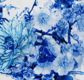 Saténová šála se vzorem květů v modrém