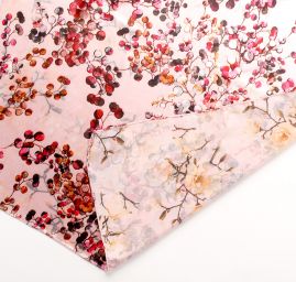 Saténová šála se vzorem květů v růžovém