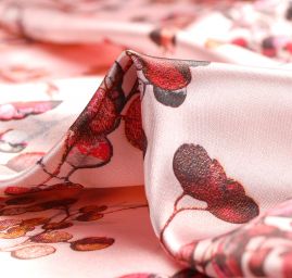 Saténová šála se vzorem květů v růžovém