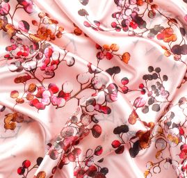 Saténová šála se vzorem květů v růžovém