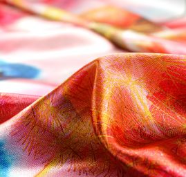 Saténová šála se vzorem chmíří pampelišky