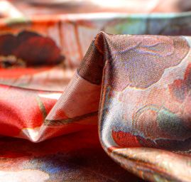 Saténová šála se vzorem vlčích máků