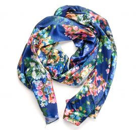 Saténová šála s květinovým vzorem v modré