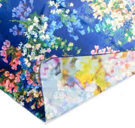 Saténová šála s květinovým vzorem v modré