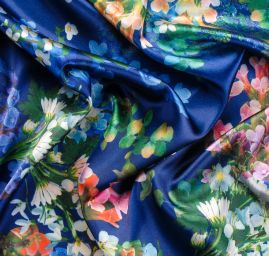 Saténová šála s květinovým vzorem v modré