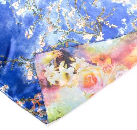 Saténová šála se vzorem květů stromů v modré