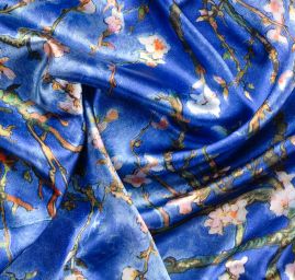 Saténová šála se vzorem květů stromů v modré