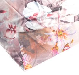 Saténová šála s květinovým vzorem ve starorůžové  