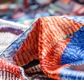 Saténová šála se vzorem mozaiky