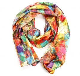 Saténová šála s geometrickým vzorem