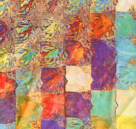 Saténová šála s geometrickým vzorem