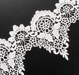 Krajka hrubá lem květinový vzor v bílé