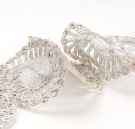 Krajková kovová stuha paisley ornament stříbrná