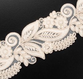 Krajka lem vyšivka květ na organze slonová kost