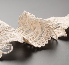 Krajka lem vyšivka květ na organze slonová kost