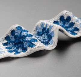 Vyšívaná tylová stuha květinový vzor modrobílá