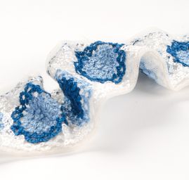 Vyšívaná tylová stuha květinový motiv modrobílá