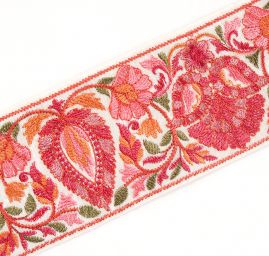 Vyšívaná stuha šantung květinový ornament růžová