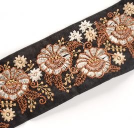 Vyšívaná stuha šantung květinový vzor stříbrno-hnědá