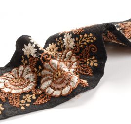 Vyšívaná stuha šantung květinový vzor stříbrno-hnědá