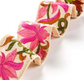 Vyšívaná stuha šantung květy růžové