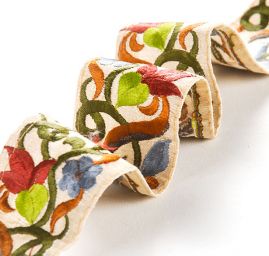 Vyšívaná stuha šantung květy tm. modré