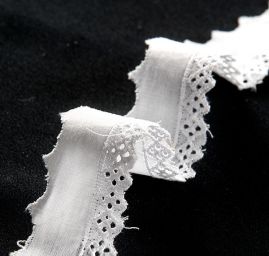 Krajka lem madeira drobný geometrický vzor slonová kost II.jakost