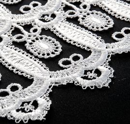 Krajka hrubá ornamentální vzor slonová kost