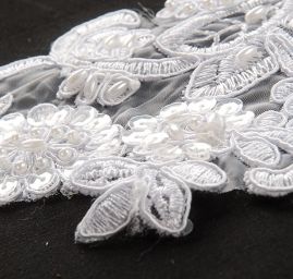 Krajková aplikace květy s korálky a flitry bílá