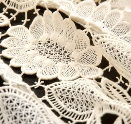 Krajkový lem široký květinový motiv paličkovaný