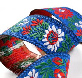 Stuha krojová vyšívaná 3,5cm červený/bílý květ modrá