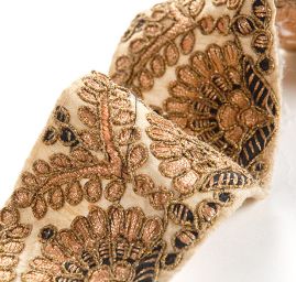 Vyšívaná stuha šantung ornament zlatá výšivka