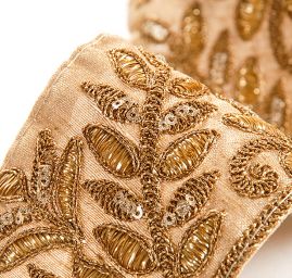 Vyšívaná stuha šantung květinový vzor s flitry zlatá