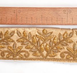 Vyšívaná stuha šantung květinový vzor s flitry zlatá