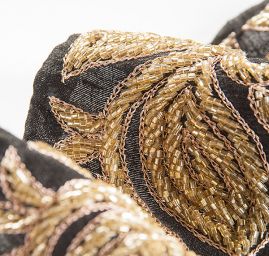 Stuha vyšívaná korálky a rexovou nití zlatá/černá