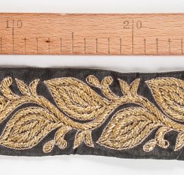 Stuha vyšívaná korálky a rexovou nití zlatá/černá